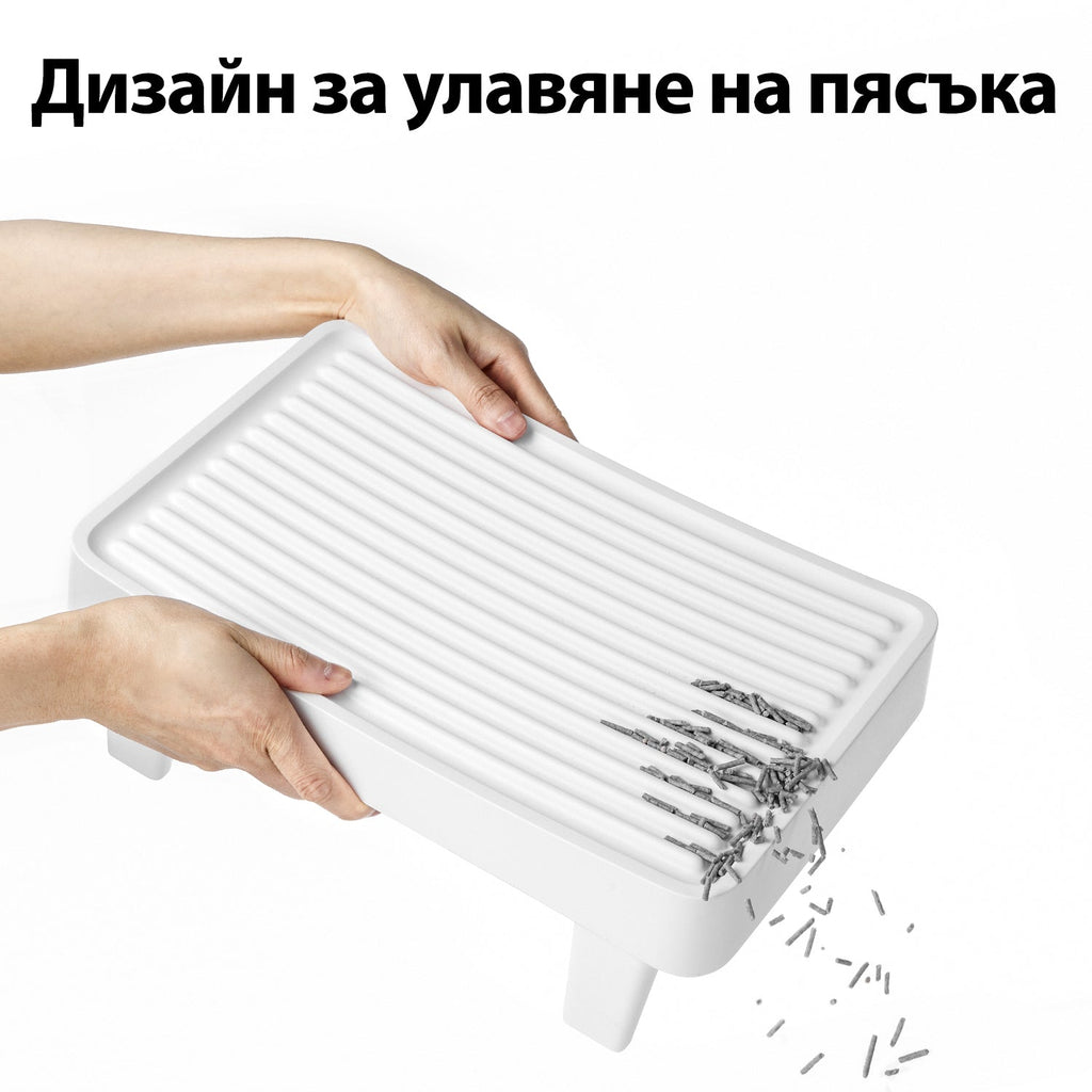 Ръце държат стъпалото и изсипват събраните гранули от ребристата повърхност
