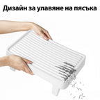 Ръце държат стъпалото и изсипват събраните гранули от ребристата повърхност