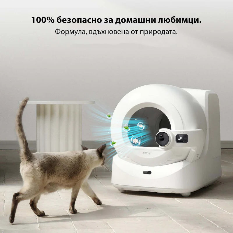 Сиамска котка минава покрай самопочистваща се тоалетна Purobot, от която излиза свеж въздух