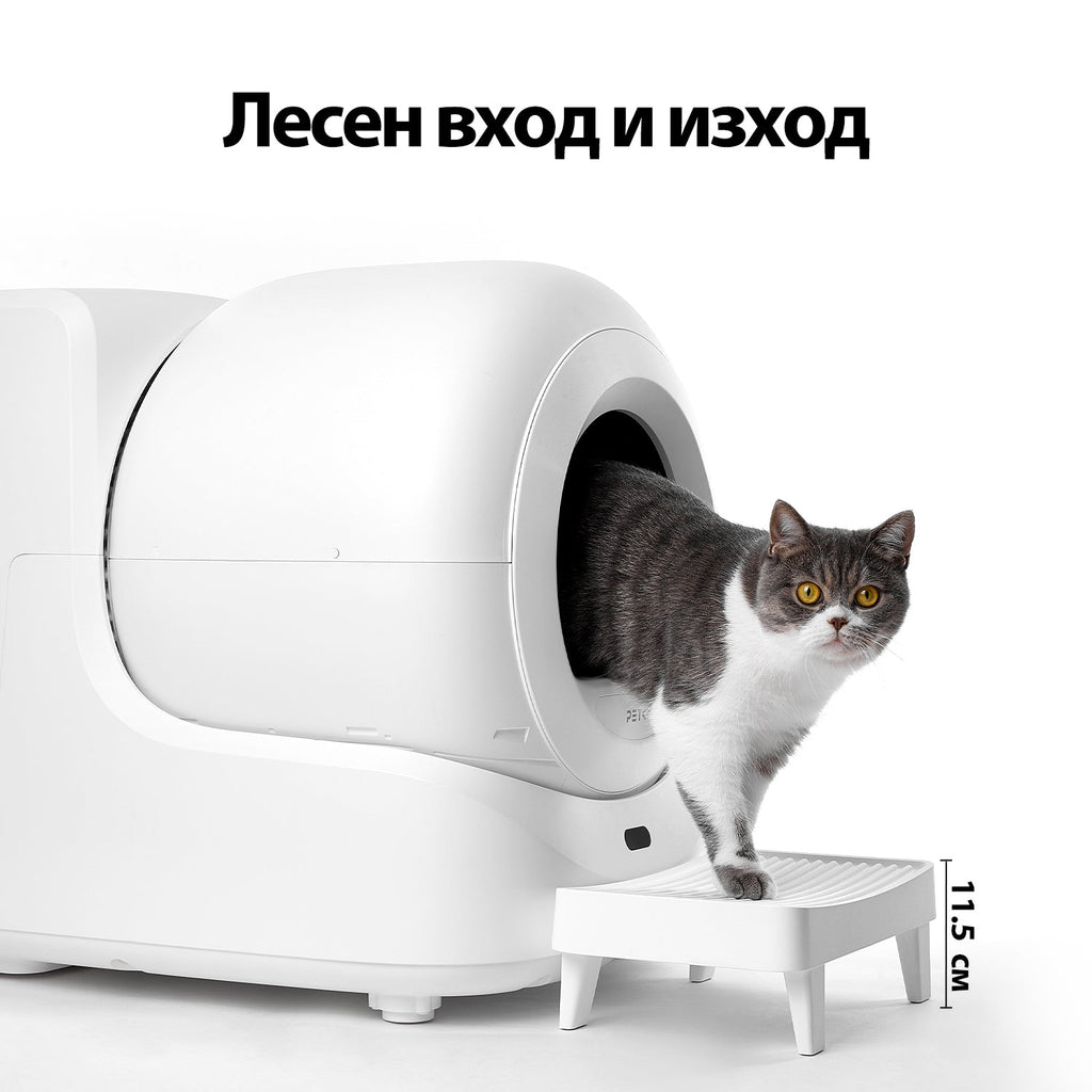 Сиво-бяла котка излиза от тоалетната върху стъпало с височина 11,5 см