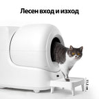 Сиво-бяла котка излиза от тоалетната върху стъпало с височина 11,5 см