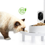 Дългокосместа котка яде от повдигната хранилка PETKIT с камера — материал без BPA