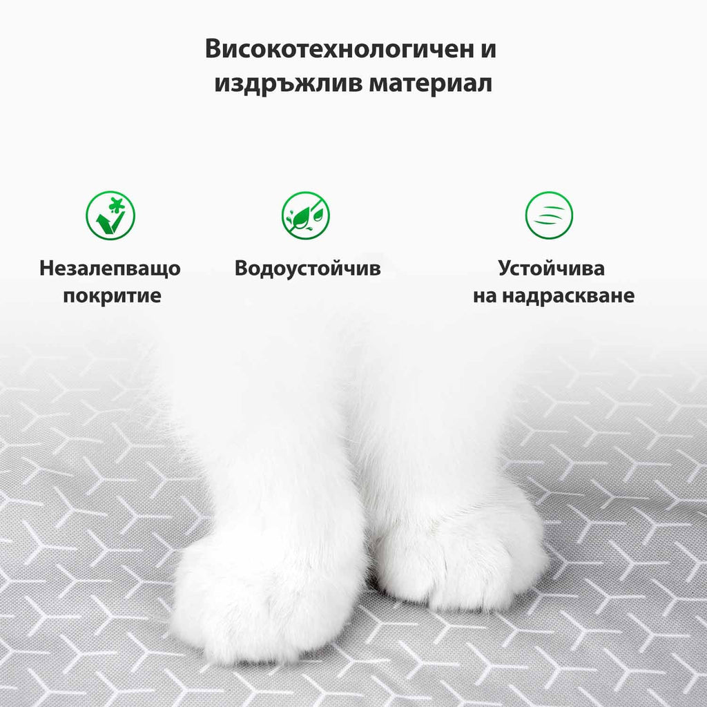 Бели котешки лапи върху подложката — незалепващо покритие, водоустойчива и устойчива на надраскване