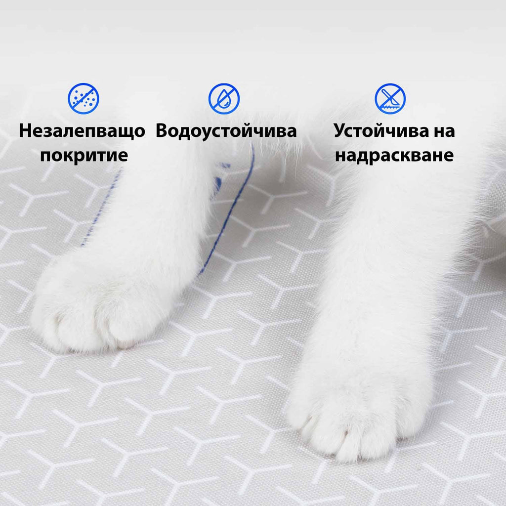 Бели котешки лапи върху подложката — незалепващо покритие, водоустойчива и устойчива на надраскване