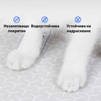 Бели котешки лапи върху подложката — незалепващо покритие, водоустойчива и устойчива на надраскване