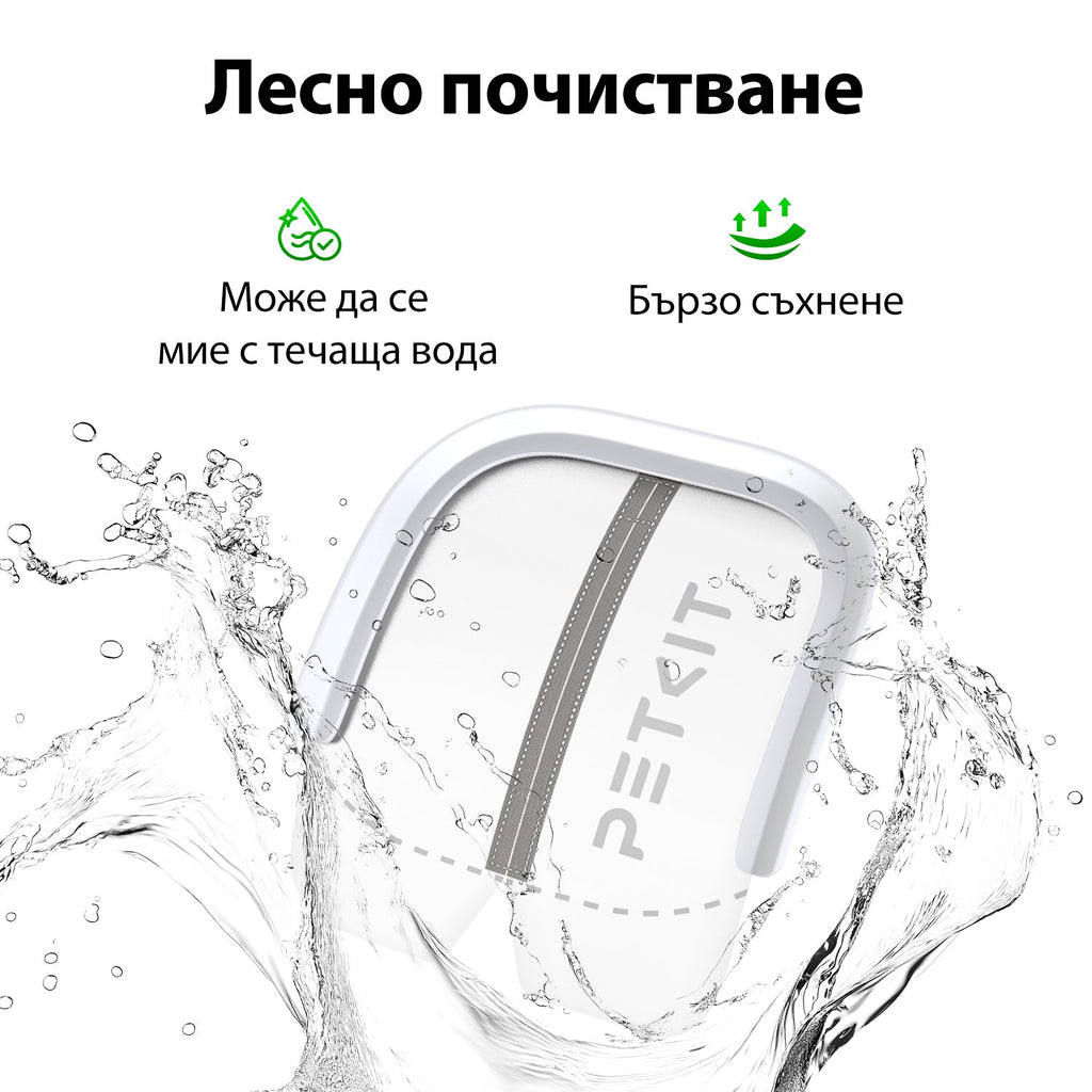 Завесата в отвора на тоалетната на тъмен фон, с видима зелена постелка отдолу