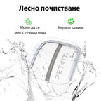 Завесата в отвора на тоалетната на тъмен фон, с видима зелена постелка отдолу