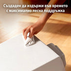 Ръка забърсва гладката повърхност на капака с кърпа