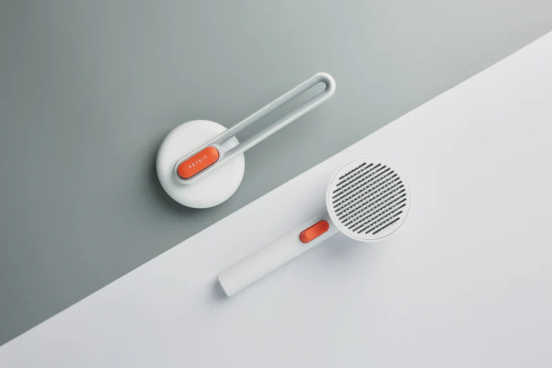 Две четки Brush 2 отгоре — едната с прибрани, другата с извадени игли